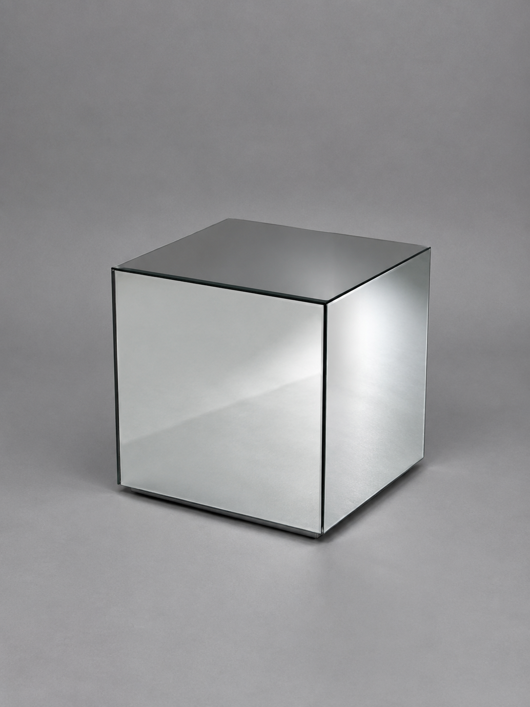 Chrome furniture for hire. Mirrored table for hire in London. Mirrored furniture. Chrome table for hire. Mirrored furniture hire in Uk, mirrored furniture hire London. Chrome mirror event furniture for hire.
